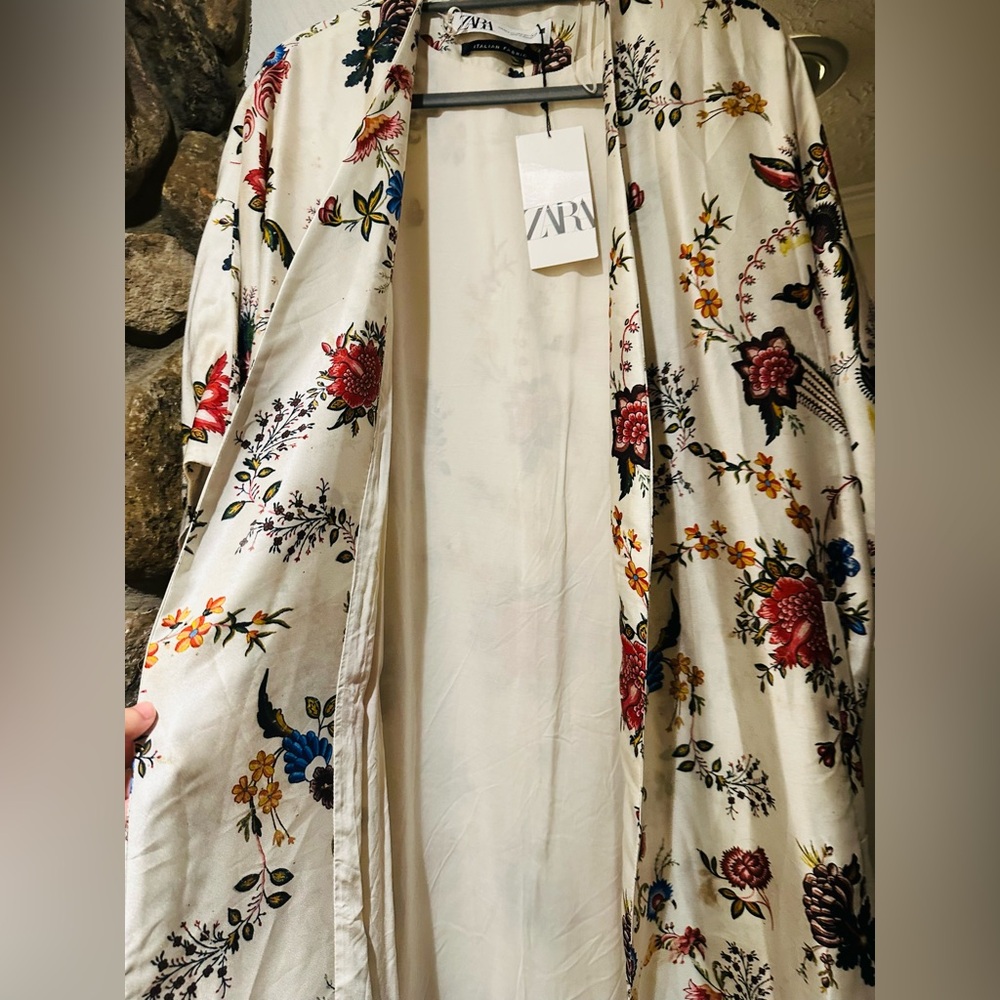 NWT ZARA WOMAN ITALIAN FABRIC MULTICOLORED FULLY LINED PRINTED KIMONO. Size XS-S - Picture 12 of 13